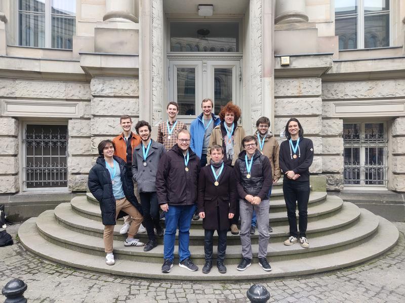 Das Team der Constructor University trat gegen Teams anderer Universitäten an, um eine Reihe anspruchsvoller Physikaufgaben zu lösen und belegte den zweiten Platz beim DOPPLERS-DPG-Physikwettbewerb: der Physik-Olympiade Deutschlands.