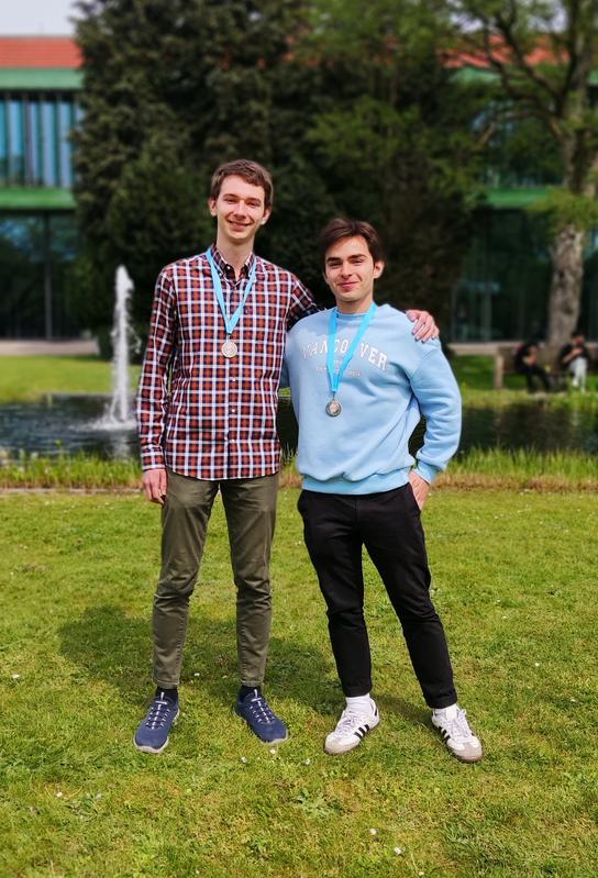 Studenten Dmytro Kolisnyk (BSc 2023) und Sebastian Nicolas (BSc 2023) bilden das Team, das nach Mailand fährt, um Constructor University beim PLANCKS-Physikwettbewerb vom 12. bis 14. Mai zu vertreten.