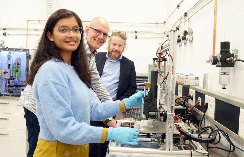 Barnika Chakraborty (vorne) aus Indien promoviert bei Professor Rainer Adelung (hinten) und Dr. Leonard Siebert (Mitte) in der Kieler Materialwissenschaft zu neuen Konzepten in der Sensorforschung.