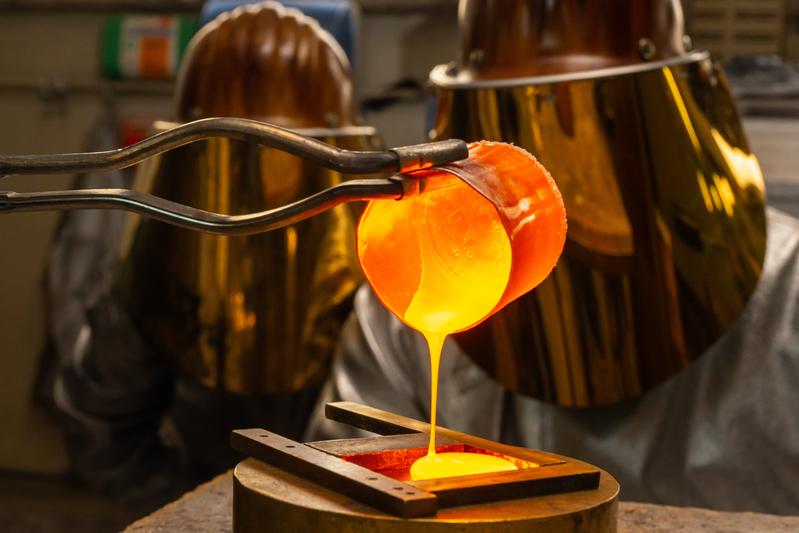 Symbolbild Glasschmelze. Die Entwicklung neuer Glaswerkstoffe ist bislang ein zeit- und energieaufwändiger Prozess. 