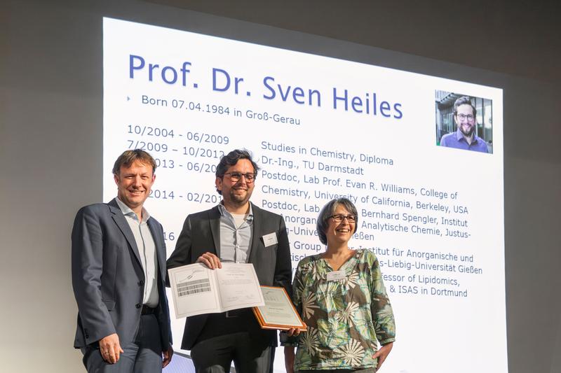Prof. Dr. Sven Heiles (Mitte) ist Träger des Mattauch-Herzog-Förderpreises 2023. Ausgezeichnet haben ihn Sonntag bei der DGMS-Tagung in Dortmund Dr. Silke Merchel (Universität Wien) & Thomas Möhring (links) vom Stifter des Preises Thermo Fisher Scientific