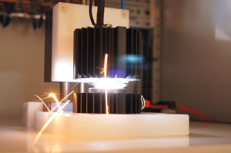 Auslösung eines Lichtbogens im Prüfstand des TestLabs Power Electronics zum Test von Lichtbogendetektoren. 