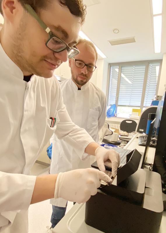 Thomas Nerreter (rechts) und Peter Spieler arbeiten an einem neuartigen HD-Tischmikroskop, mit dem sie bereits eine minimale Antigenexpression auf Tumorzellen erkennen und quantitativ nachweisen können.