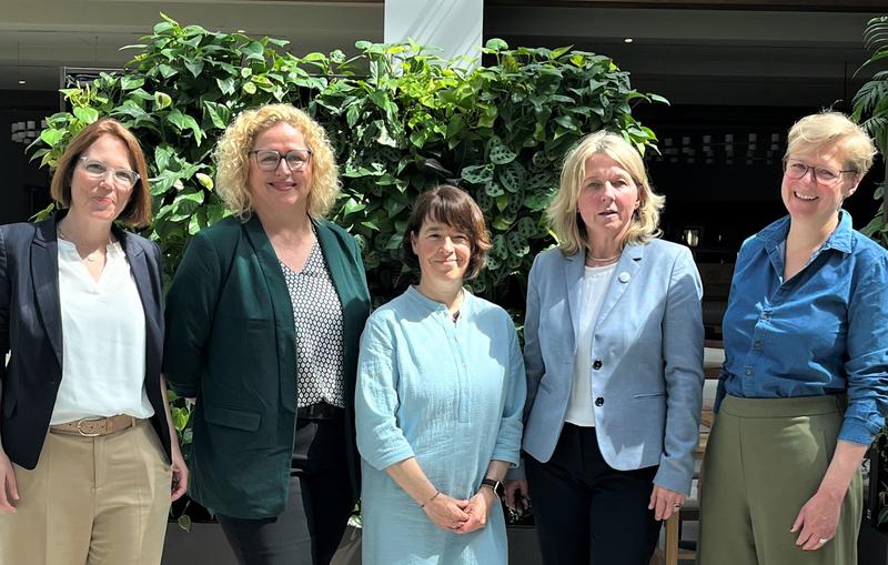 Das neue Präsidium HWFT am 15. Mai 2023 (v.l.n.r.): Prof.in Dr. Nina Knape, Prof.in Therese Werner-Bierwisch, Dr.in Henrike Todorow, Prof.in Dr. Melita Grieshop und Prof.in Karolina Luegmair