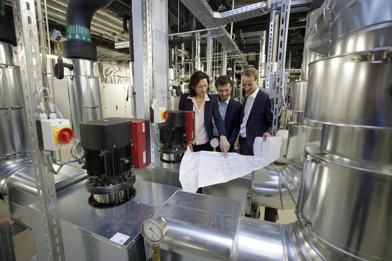 Im Studiengang hat die Gebäudetechnik einen hohen Stellenwert. Im Bild: Prof. Kurzrock (re.) mit Prof. Sabine Hoffmann und Stefan Spies (Fachgebiet Gebäudesysteme und Gebäudetechnik). 