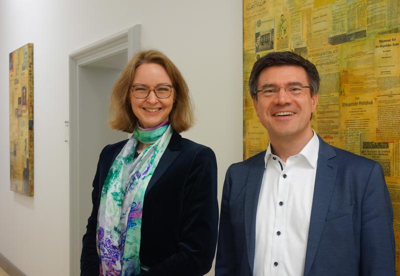 Prof. Dr. Christine Budzikiewicz (links) und Prof. Dr. Tobias Helms vom Institut für Familienrecht der Philipps-Universität Marburg machen sich stark für ein europaweit gültiges internationales Abstammungsrecht, das modernen Familienformen gerecht wird. 