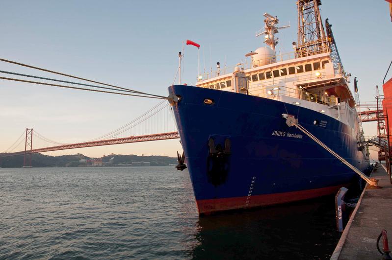 Das Forschungsschiff „Joides Resolution“ – hier im Hafen von Lissabon – wird seit 1985 im Rahmen des International Ocean Discovery Program für wissenschaftliche Bohrungen genutzt.
