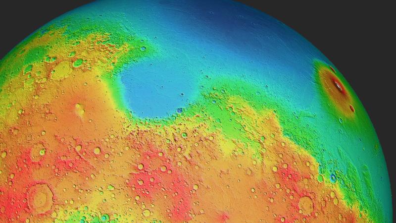 Der Mars ist auffallend zweiteilig: Tiefländer (blau) dominieren die Nordhalbkugel, Hochebenen die Südhalbkugel.