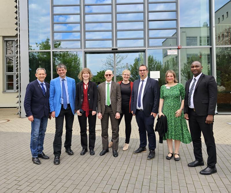 Der Tansanianische Botschafter Dr. Possi und die Delegation während des Besuchs der EAH Jena 