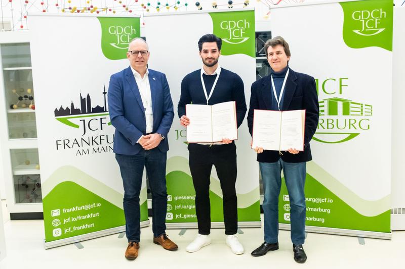 From right: Dr Pier-Lorenzo Caruso (Procter & Gamble), Maximilian Röhrl (University of Bayreuth), and the President of the German Chemical Society, Prof. Dr Karsten Danielmeier.