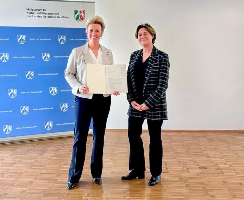 Ina Brandes, Ministerin für Kultur und Wissenschaft des Landes Nordrhein-Westfalen (l.) und Dr. Carolin Baedeker, Wuppertal Institut (r.) bei der Übergabe des Förderbescheids in Höhe von zwei Millionen Euro am 26. April 2023 in Düsseldorf 