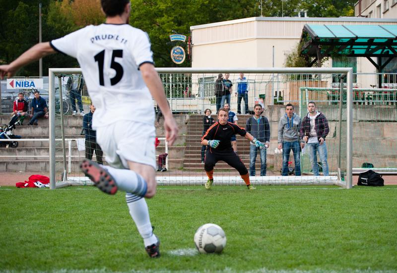 Elfmeter beim Fußball: Ein neues Forschungsprojekt an der Universität Jena untersucht, wie Schütze und Torwart auf Bewegungen des anderen reagieren.