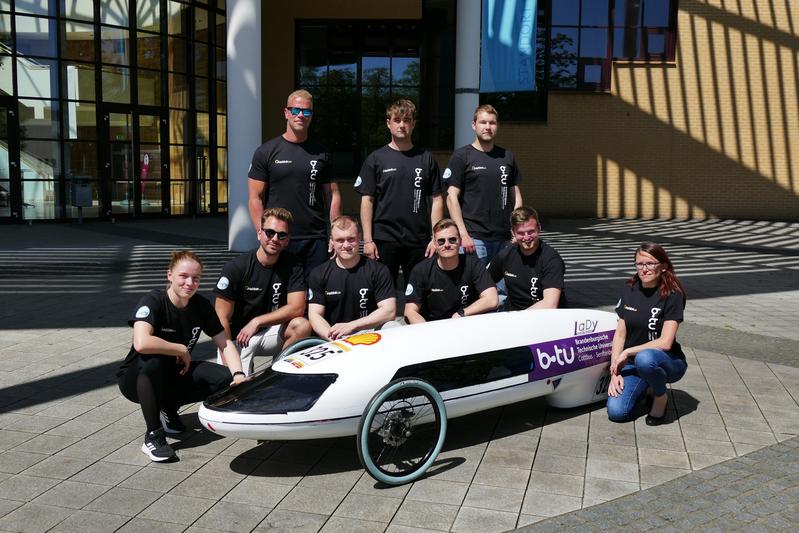 Mitglieder des Teams Lausitz Dynamics mit ihrem Energiesparmobil "Shark LaDy" vor dem Konrad-Zuse-Medienzentrum an der BTU in Senftenberg.