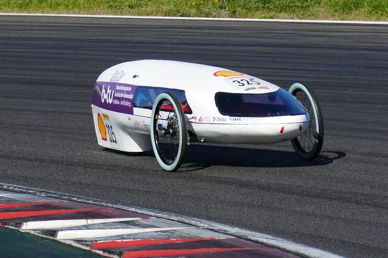 Das Energiesparmobil "Shark LaDy" auf der DEKRA-Teststecke bei Klettwitz. 