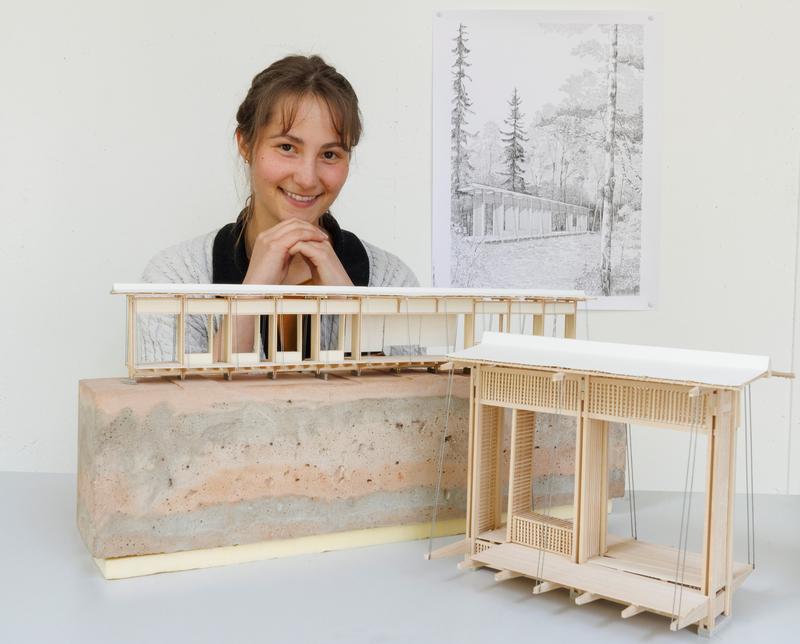 Sarah Wanke erhielt für ihren Entwurf beim wa award 2023 einen der Hauptpreise. Die Jury hob unter anderem die grafische Ausarbeitung des Waldbadestegs hervor – die handgefertigte Zeichnung ist im Hintergrund zu sehen. 