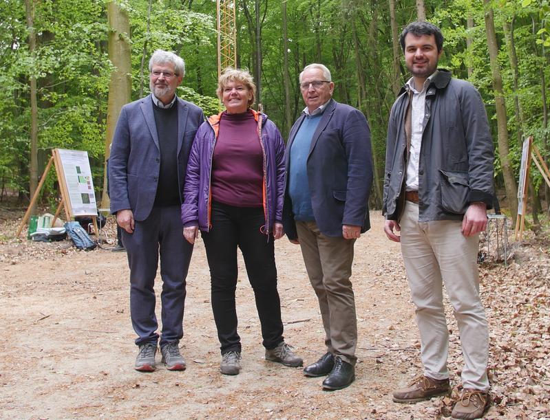 Brandenburgs Umweltminister Axel Vogel, GFZ-Projektleiterin Sibylle Itzerott, Mecklenburg-Vorpommerns Umweltminister Till Backhaus und Benedikt Wilhelm von der Fachagentur für Nachwachsende Rohstoffe. 