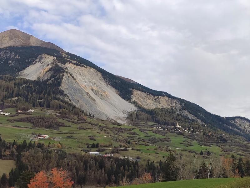 Blick auf den rutschenden Hang an der Flanke des 2767 Meter hohen Berges Piz Linard oberhalb des Dörfchens Brienz/Brinzauls (Gemeinde Albula) im schweizerischen Kanton Graubünden (Oktober 2022). 