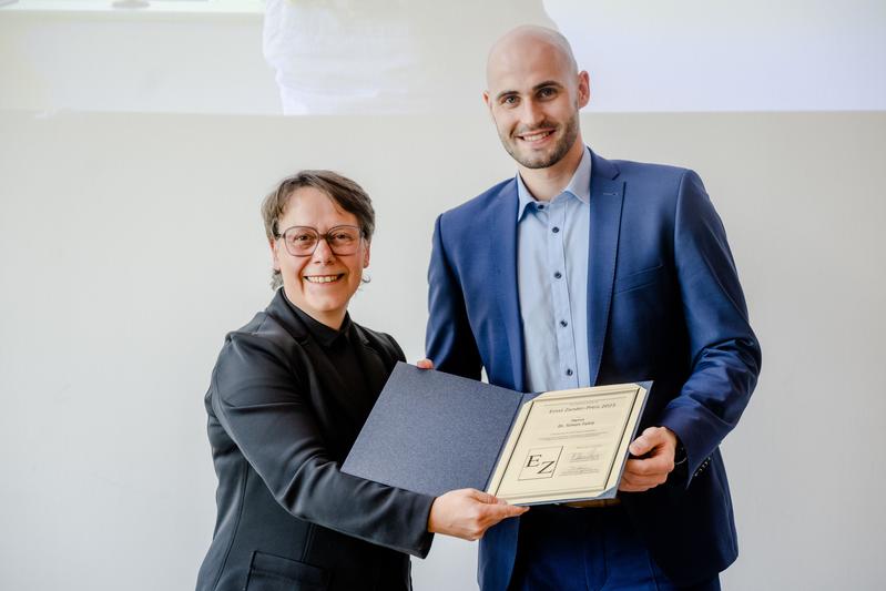  Simon Fahle ist einer der beiden Preisträger des diesjährigen Ernst-Zander-Preises. Kanzlerin Christina Reinhardt gratuliert. 