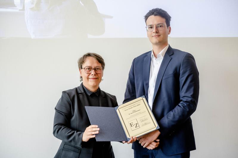  Doron Reichmann erhielt den Ernst-Zander-Preis 2023. Kanzlerin Christina Reinhardt überreichte die Urkunde. 