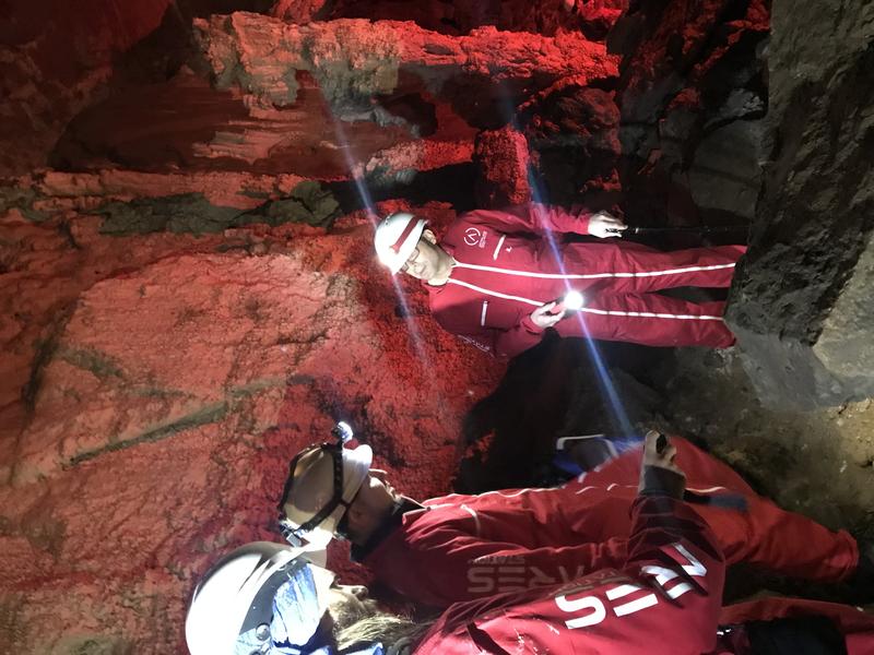 Das Team von Michael Lakatos auf der Suche nach neuen Mikroalgen in einer Höhle nahe Bilboa, Spanien