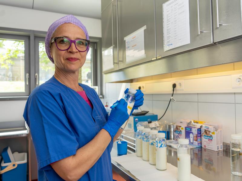 Schwester Ina kontrolliert gespendete Muttermilch. 