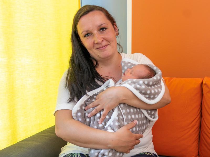 Anne Schlüter mit ihrer Tochter Marte Bonny, die in den ersten Tagen mit gespendeter Muttermilch versorgt wurde. 