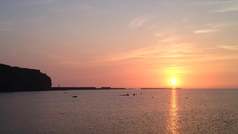 Sonnenuntergang über der Insel Helgoland in der Deutschen Bucht, wo die Forschenden des Max-Planck-Instituts für Marine Mikrobiologie ihre Proben genommen haben. 