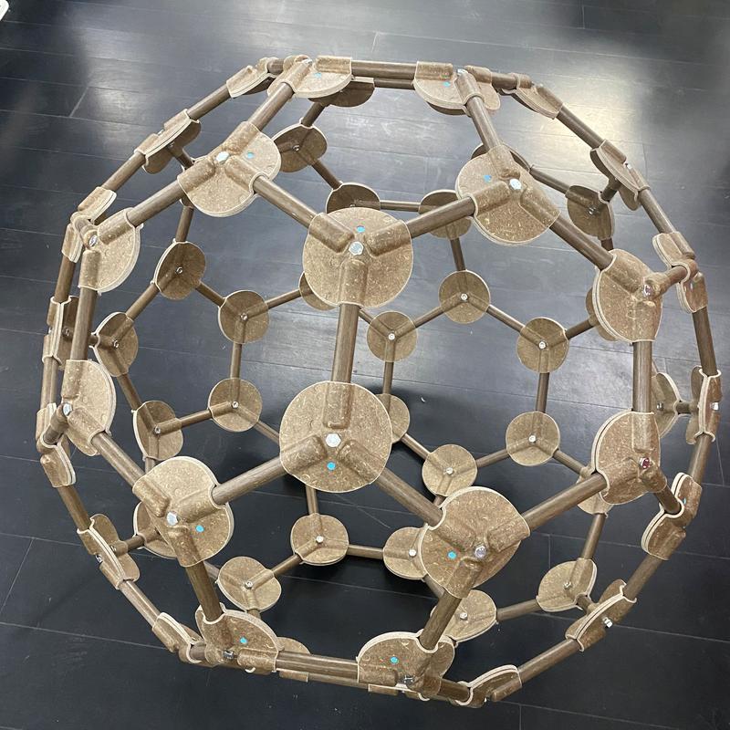 Finale Struktur als Buckyball mit den entwickelten Knoten und Pultrusions-Profilen