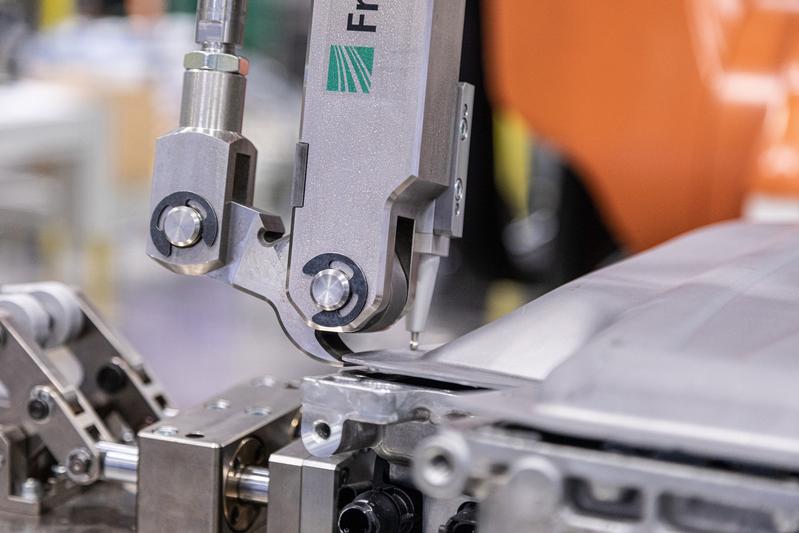 A tool dubbed “Knacker” was developed to prize apart the adhesive bonds between the upper and lower shell of a battery.