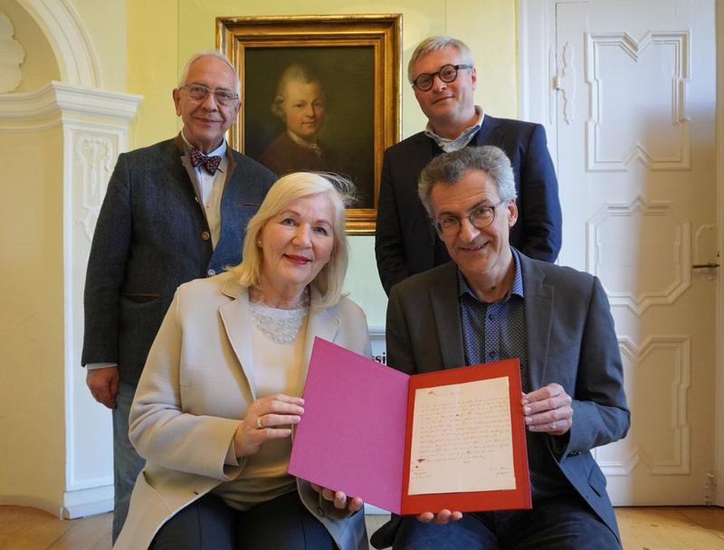 Übergabe des Lessingbriefes von der Gesellschaft der Freunde an die HAB (links: Dr. Ulf Kapahnke und Ulrike Andrulat von der GdF, rechts: Prof. Dr. Peter Burschel und Dr. Christian Heitzmann, beide HAB (Foto: HAB)