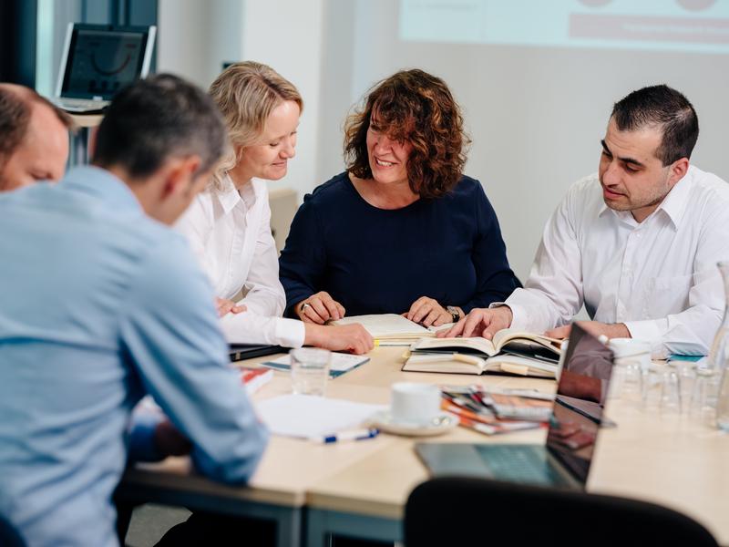 Im TRR 266 untersuchen Wissenschaftler, wie Rechnungswesen und Besteuerung die Transparenz von Unternehmen beeinflussen und wie sich Regulierungen und Unternehmenstransparenz auf Wirtschaft und Gesellschaft auswirken.