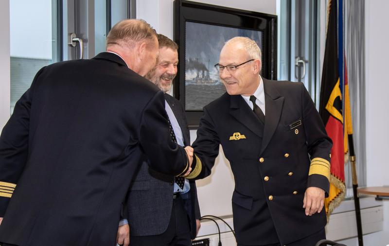 Die Marine steht vor großen Herausforderungen, so der Inspekteur der Marine, Vizeadmiral Jan Christian Kaack (r.). Bei ihrer Bewältigung möchte das Marinekommando verstärkt auf die wissenschaftlich-technische Unterstützung des Fraunhofer FKIE setzen.