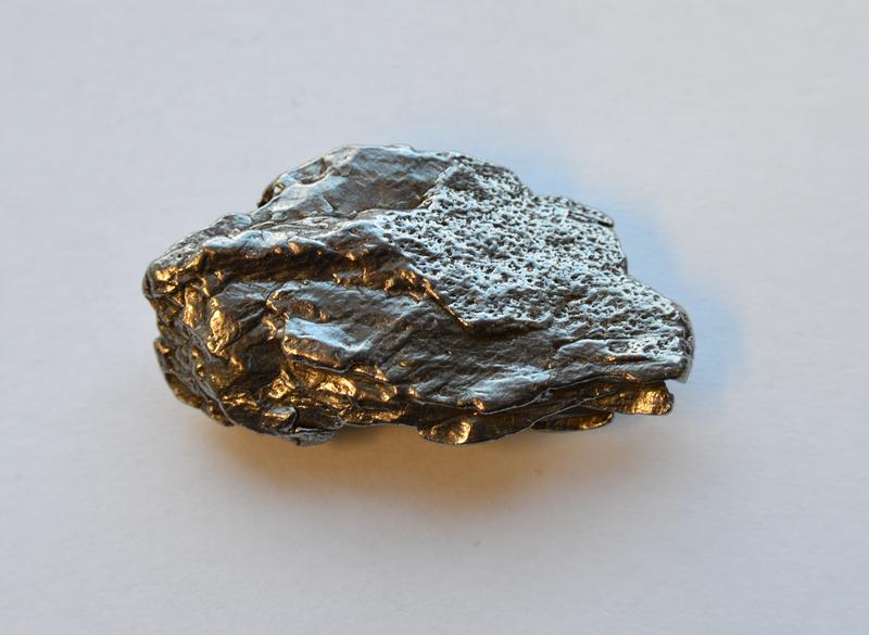 Ein kleines Fragment des Campo-del-Cielo-Eisenmeteoriten.
