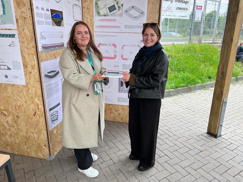 Die Studentinnen Merle Klintworth und Annelene Wack kamen mit vielen VfB Lübeck Fans über ihr Modell des Stadions ins Gespräch. 