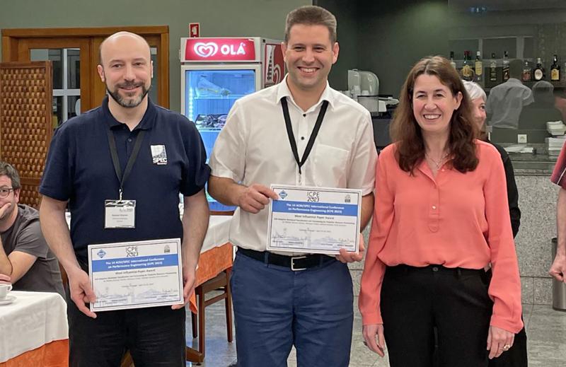 Bei der Preisverleihung in Coimbra (v.l.): Professor Samuel Kounev, Preisträger Nikolas Herbst und Konferenzvorsitzende Valeria Cardellini. 