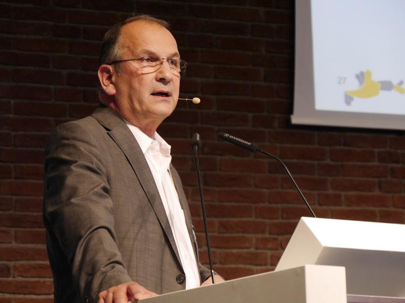 Prof. Dr. Mario Schmidt leitet das Institut für Industrial Ecology (INEC) an der Hochschule Pforzheim und ist Mitglied der Ressourcenkommission des Umweltbundesamtes.