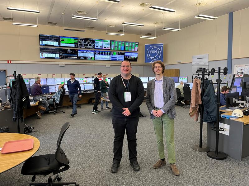 Prof. Dr. Patrick Glauner mit Maximilian von Hohenbühel im CERN Control Centre.