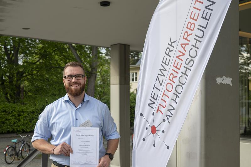 Martin Gorowska (wissenschaftlicher Mitarbeiter an der Hochschule Merseburg) freut sich über die Verleihung der Akkreditierungsurkunde