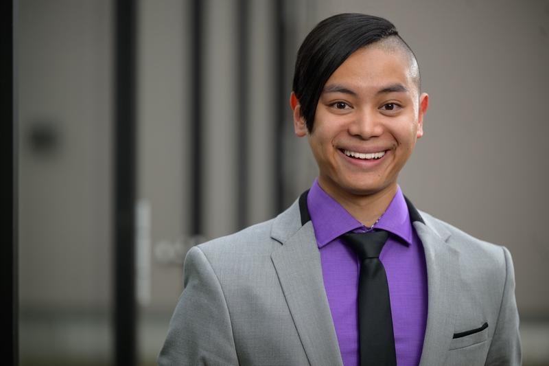 Der frisch ernannte Juniorprofessor Dr. Maik Luu (29) forscht in der Tumorimmunologie am Institut von Prof. Dr. Michael Hudecek zum Mikrobiom und arbeitet an der Entwicklung einer Mikrobiom-CAR-T-Zell-Therapie. 