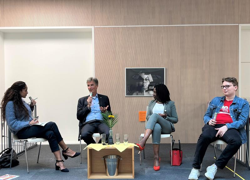 Die Podiumsdiskussion an der Hochschule Heilbronn mit Moderatorin Sarah Berg, Rektor Oliver Lenzen sowie Pädagogin Florence Brokowski-Shekete und Student Josh Haberkern (v.l.n.r.).