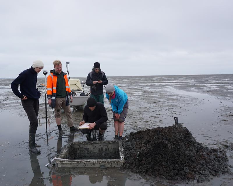 A special metal frame allows archaeological excavations of one square meter in the tidal flats. The finds are excavated and documented during low tide.