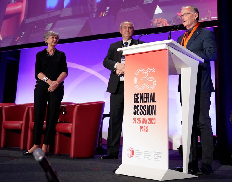 Prof. Mettenleiter bei seiner Dankesrede neben dem Präsidenten der WOAH, Dr. Hugo Federico Idoyaga Benitez und der Generaldirektorin Dr. Monique Eloit.