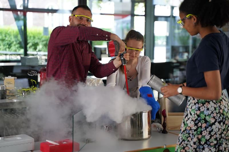 Cool, cooler, Physik: Beim Campustag für Studium und Weiterbildung Studiengänge und Fächer der PHKA entdecken.