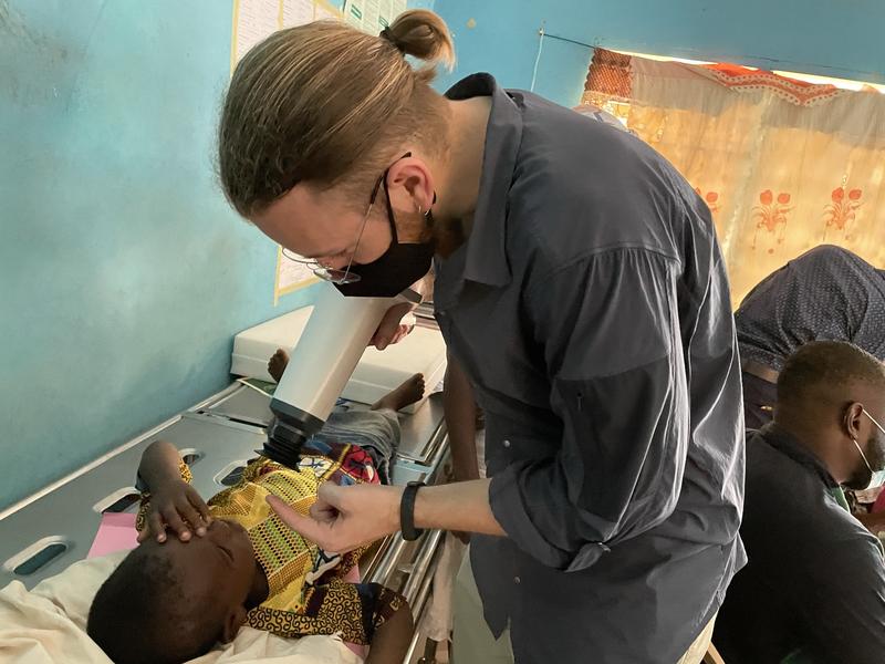 HM-Student Moritz Lippok untersucht in Vorbereitung des „HM KNUST Low Vision Project“ Kinder und Erwachsene in Gesundheitszentren um Kumasi