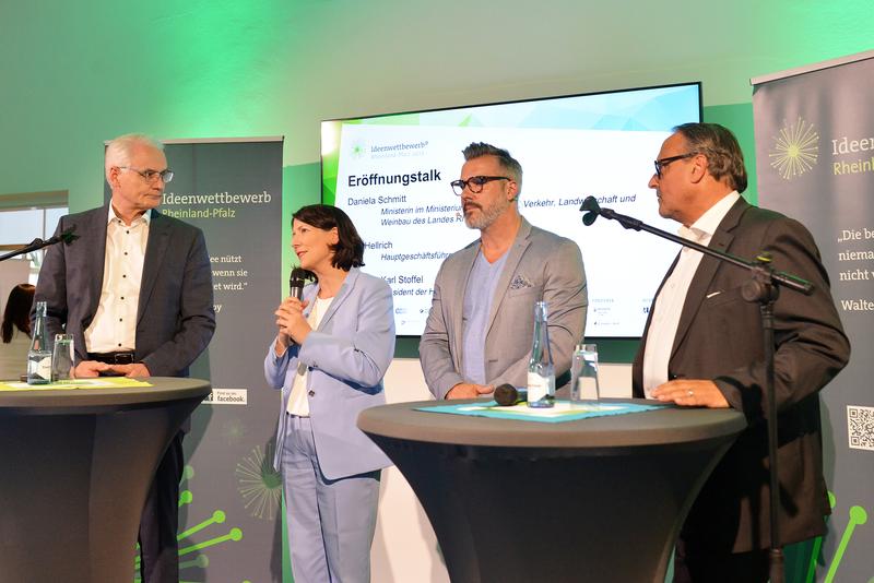 Auf dem Eröffnungspodium von links: Hochschulpräsident Prof. Dr. Karl Stoffel, Wirtschaftsministerin Daniela Schmitt, Moderator Mathias Wollweber und Ralf Hellrich, Hauptgeschäftsführer der Handwerkskammer Koblenz.