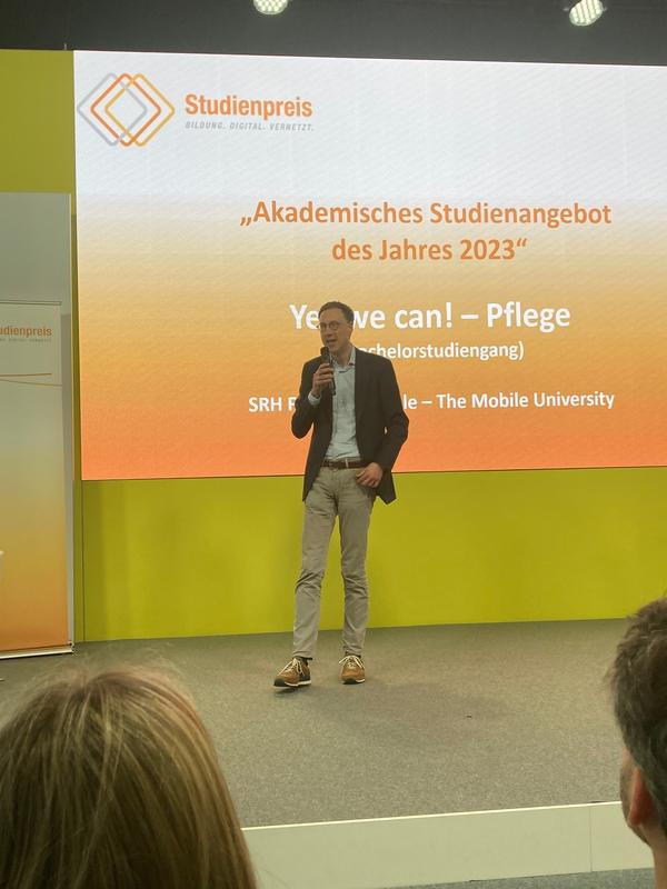 Yes we can! Der Bachelorstudiengang Pflege wurde auf der Learntec in Karlsruhe von Studiengangsleiter Prof. Dr. Lutz Hager in Kurzform vorgestellt. Er wurde als „Akademisches Studienangebot des Jahres 2023“ ausgezeichnet.