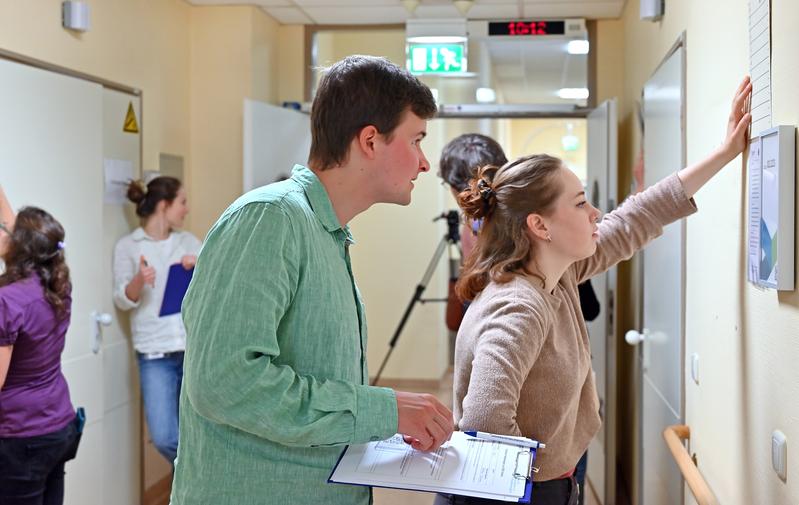 Medizinstudierende absolvierten am Universitätsklinikum Jena den deutschlandweit ersten interdisziplinären Prüfungsparcours zum Thema Planetare Gesundheit.