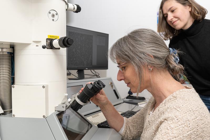 Wiebke Möbius und Sophie Hümmert (rechts), Zweitautorin der Studie, am Elektronenmikroskop.