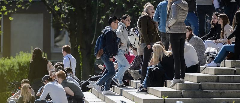 Würzburger Studierende vor der Universität am Sanderring.