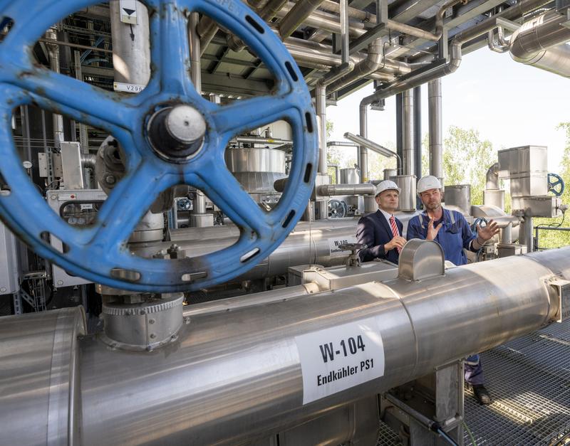 Projektleiter Prof. Martin Gräbner und Mitarbeiter an der Pilotanlage zum Dauertest für die Produktion von synthetischem Kraftstoff.